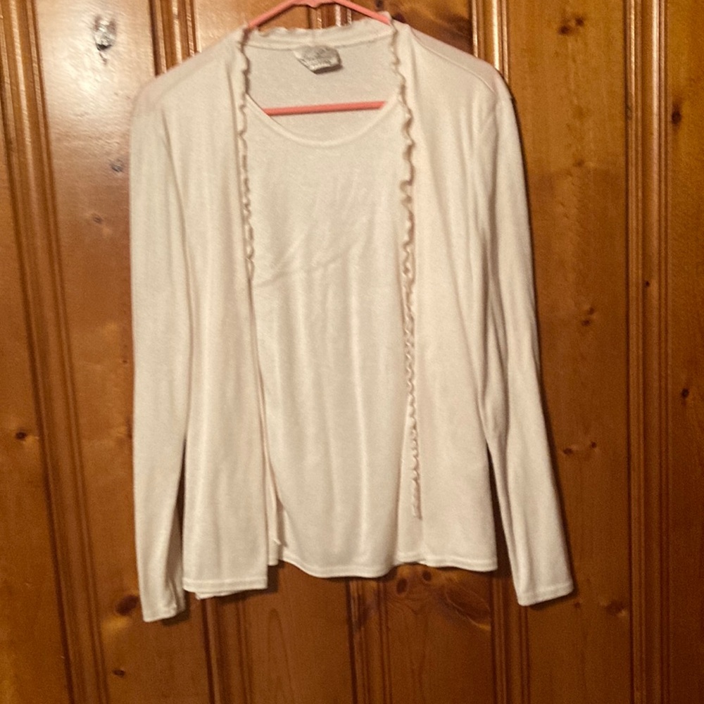 Size says Large but fits like a M Women’s top Kathie Lee collection
